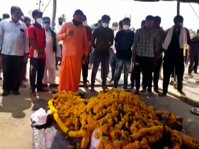 కరోనా వేళ సామూహిక ప్రార్ధనల మధ్య గుర్రానికి అంత్యక్రియలు?