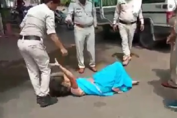 పోలీసుల అమానుష చర్య…వైరల్ అవుతోన్న దారుణం!..