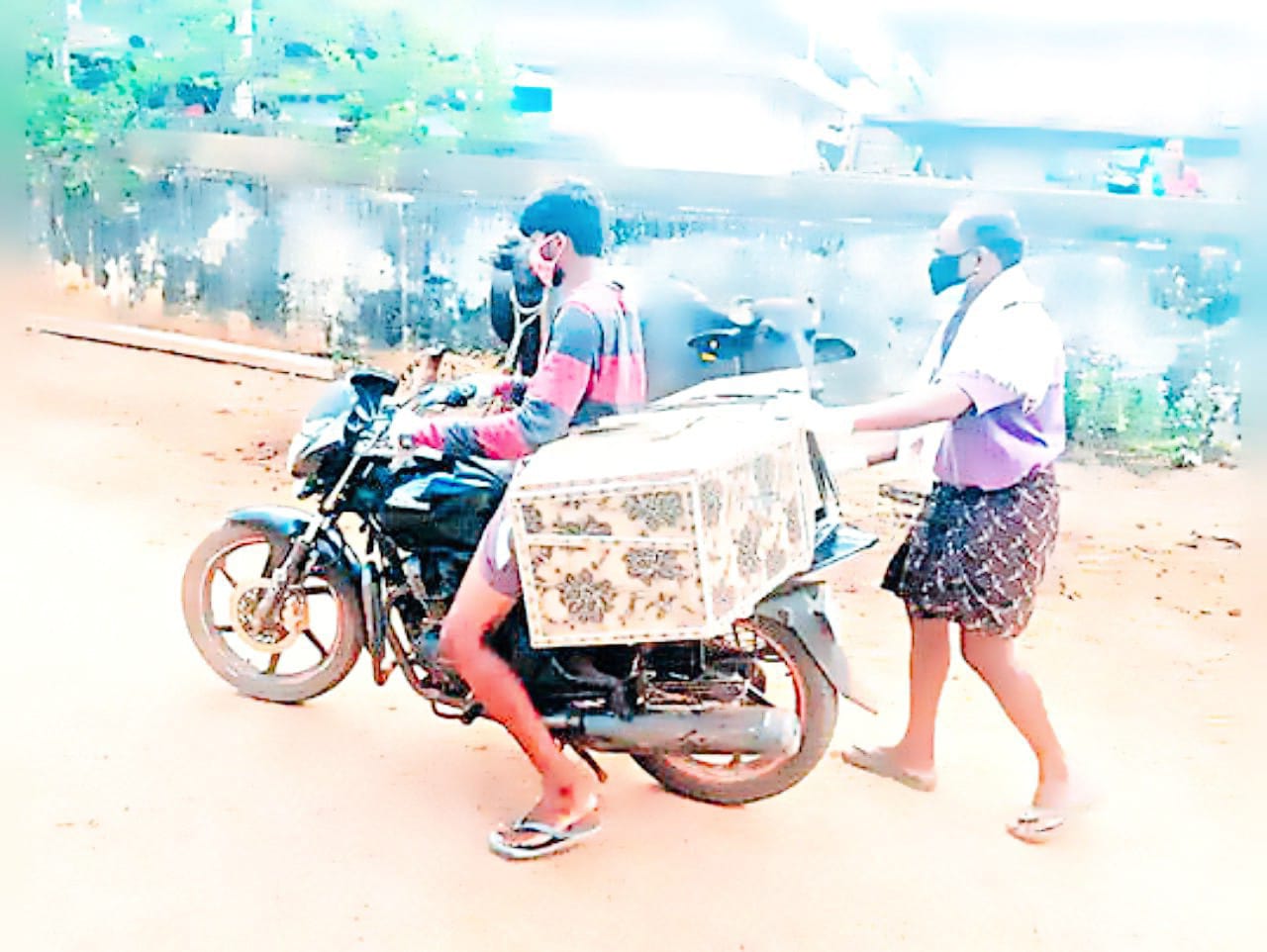 బైక్ పై తల్లి మృతదేహం, సాయం చేసేందుకు ఎవరు లేరు