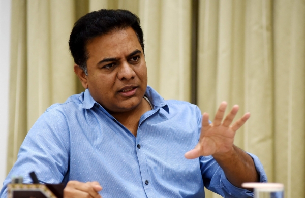 ఆస్పత్రిలో బెడ్ కావాలని కేటీఆర్ ను కోరిన అమ్మాయి