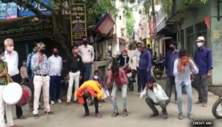 పెళ్ళికి వచ్చిన  అతిధులకి పోలీసులు ఇచ్చిన రిటర్న్ గిఫ్ట్…జంపింగ్ జపాంగ్!..