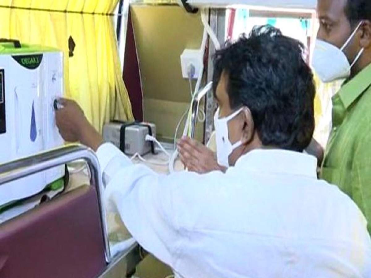 ఆస్పత్రి బెడ్లు కొరత ఉన్న ప్రాంతాల్లో కోవిడ్‌ పేషెంట్లకు బస్సుల్లోనే వైద్యసేవలు!..