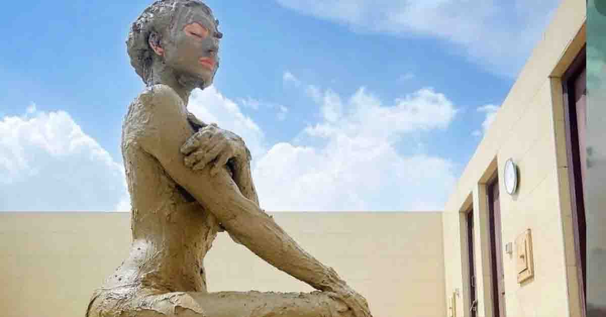 బురదలో అరవిరిసిన అందం : ఊర్వశీ రౌతేలా!..