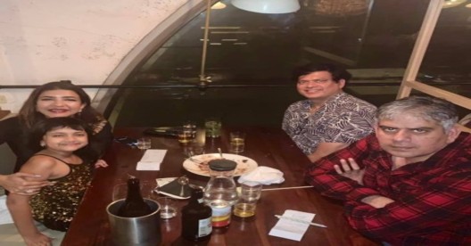 కూతురు ముందు మందు కొడుతున్న మంచు లక్ష్మి
