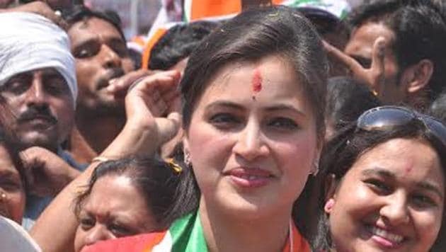 బాంబే హైకోర్టు సంచలన తీర్పు – నవనీత్ కౌర్ క్యాస్ట్ సర్టిఫికెట్ రద్దు!..