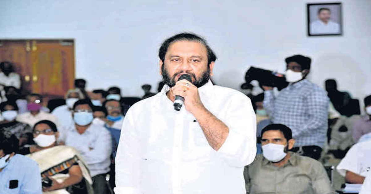 జగనన్న ఇళ్లు కొత్తగా పెళ్లైన వారి శోభనానికి కూడా సరిపోవు