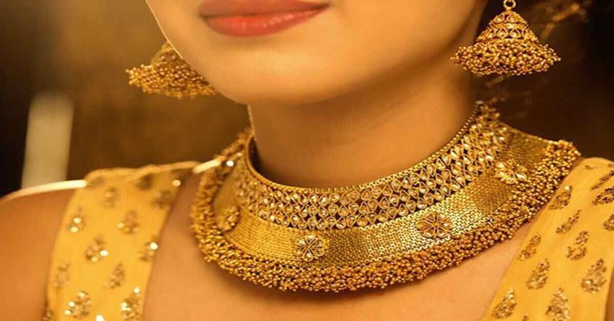 ఈరోజు స్వల్పంగా తగ్గిన బంగారం, వెండి ధరలు