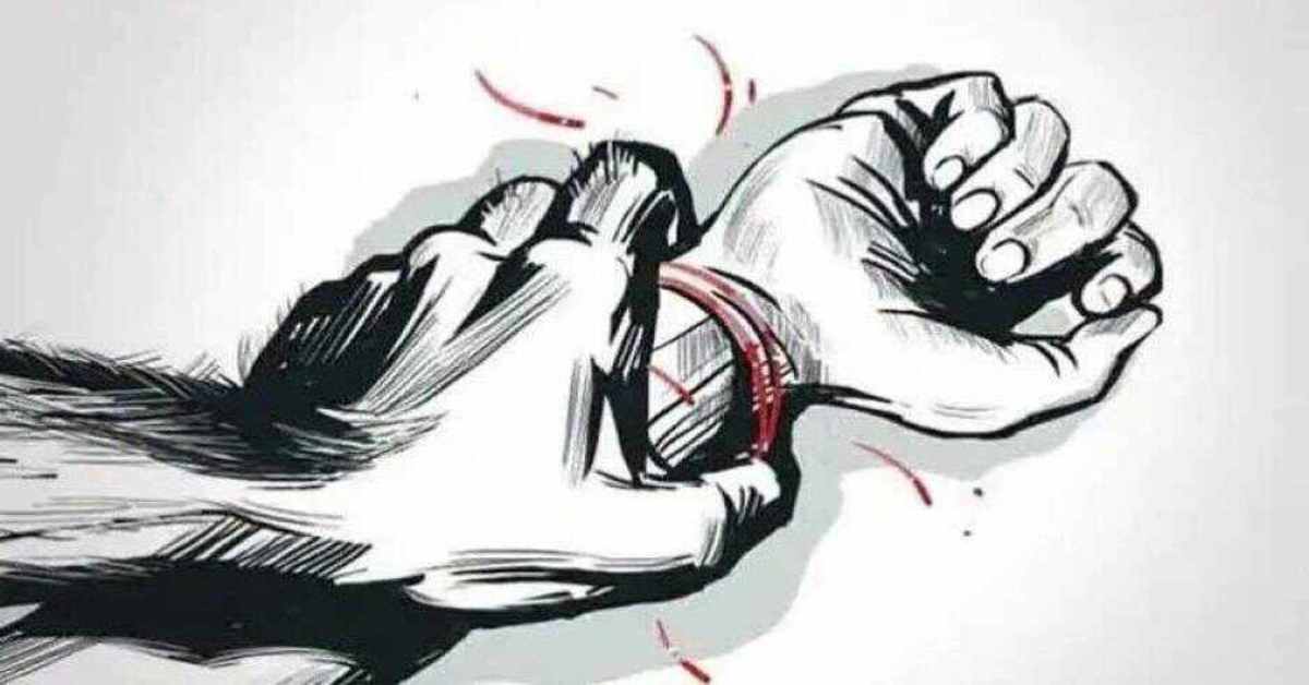కదిలే బస్సులో యువతిపై ముగ్గురి అత్యాచారం