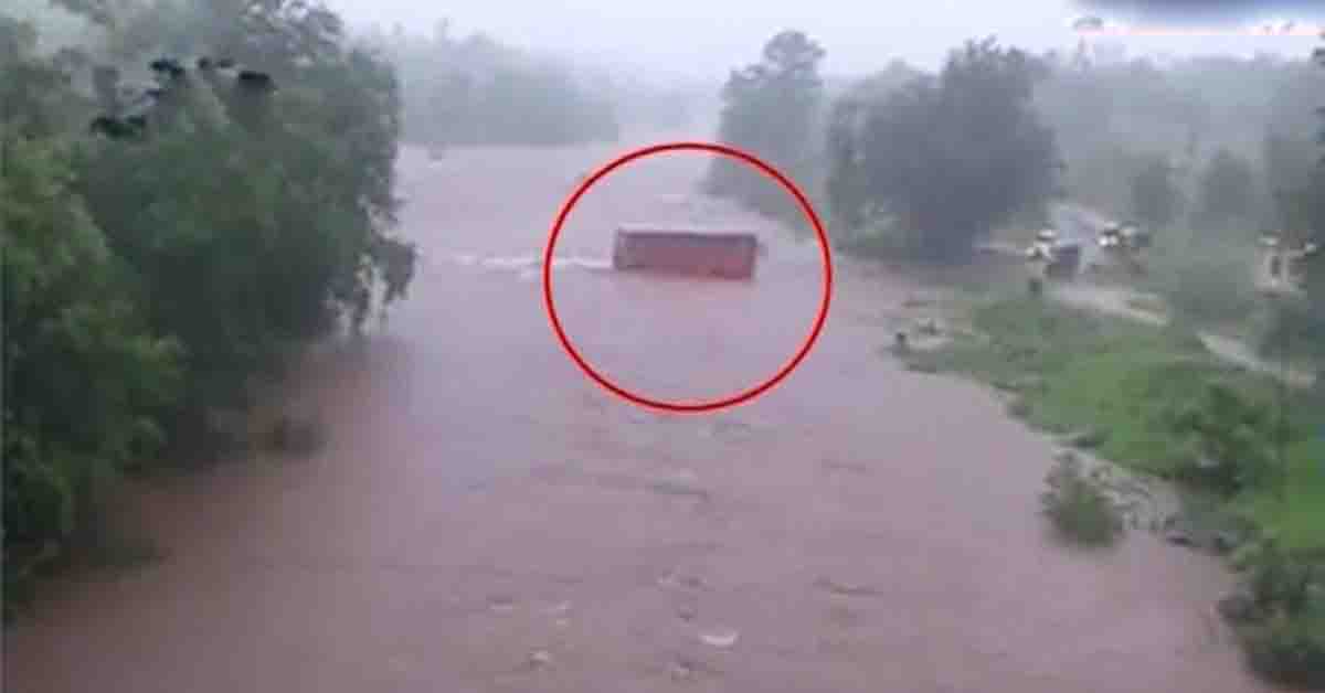 వరదలో బస్సుని దించేసిన డ్రైవర్! గుండెలు అదిరిపోయే వీడియో!