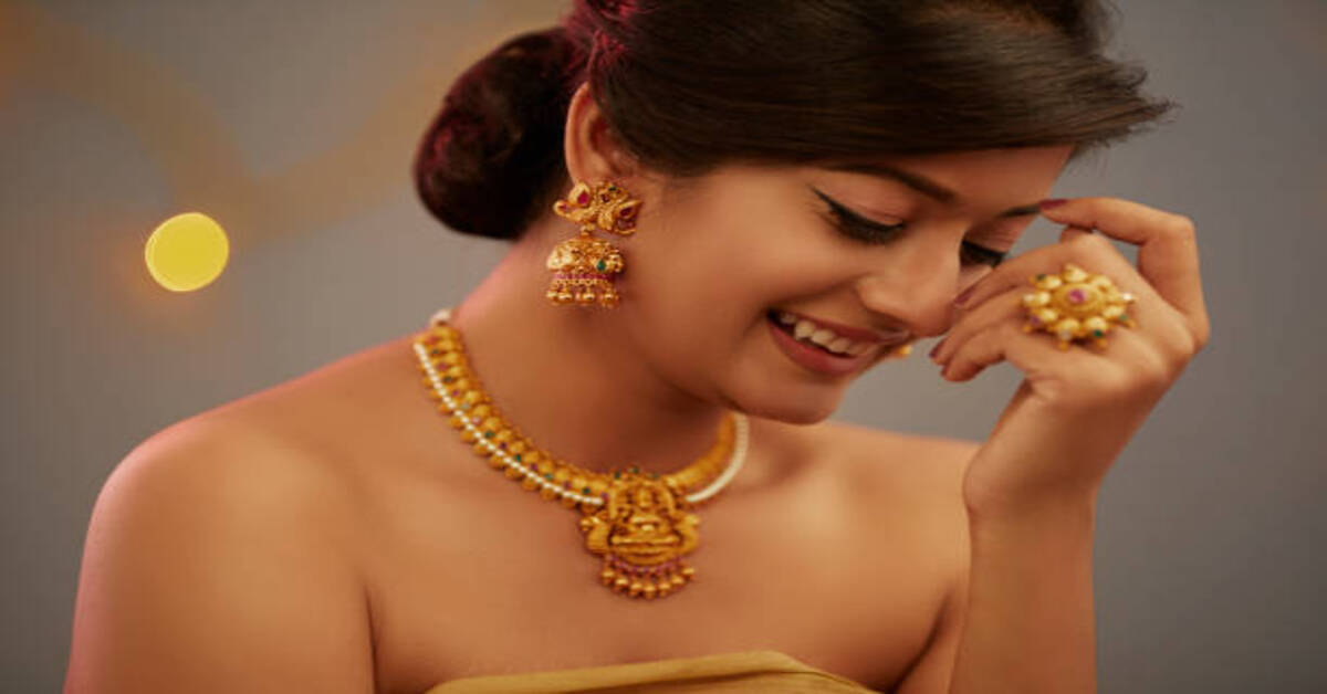 ఈరోజు హైదరాబాద్ లో  తగ్గిన బంగారం, స్వల్పంగా పెరిగిన వెండి