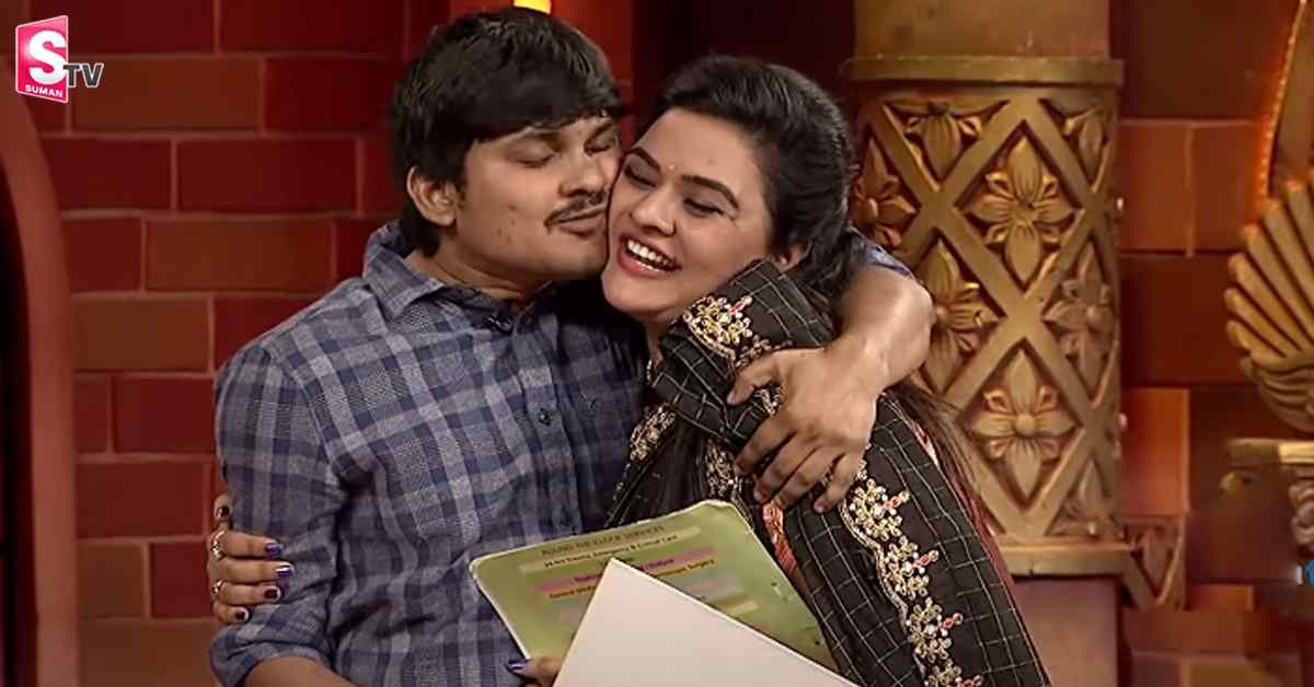 రెచ్చిపోయిన రాకేశ్! స్టేజ్ పైనే రోహిణీకి ముద్దు! వీడియో వైరల్!