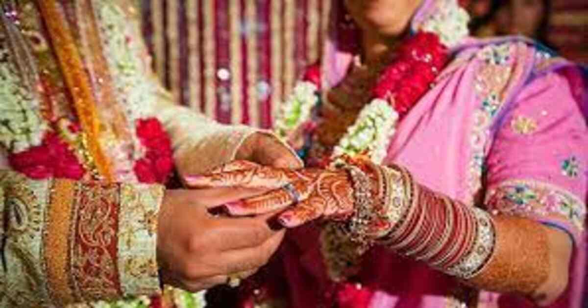అతడికి 21, ఆమెకు 45 ఏళ్లు, కూతురుకు 21.. ఏంటా కధ
