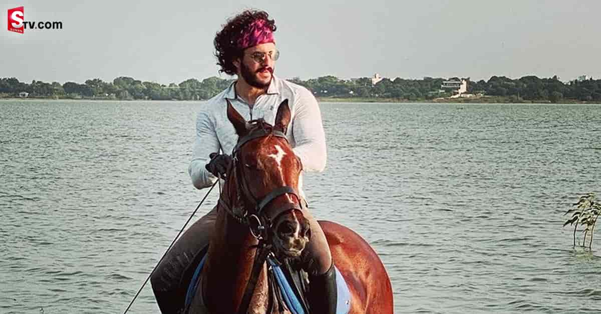 అఖిల్ సూపర్ స్టైలిష్ హార్స్ రైడ్ అదిరిపోయింది! వీడియో వైరల్!