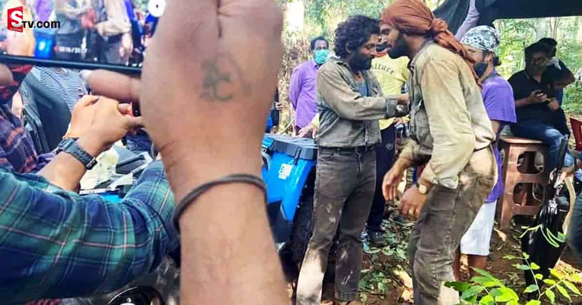 బన్నీ అభిమానులకు షాక్..చేతులెత్తేస్తున్న మైత్రీ మూవీస్..!