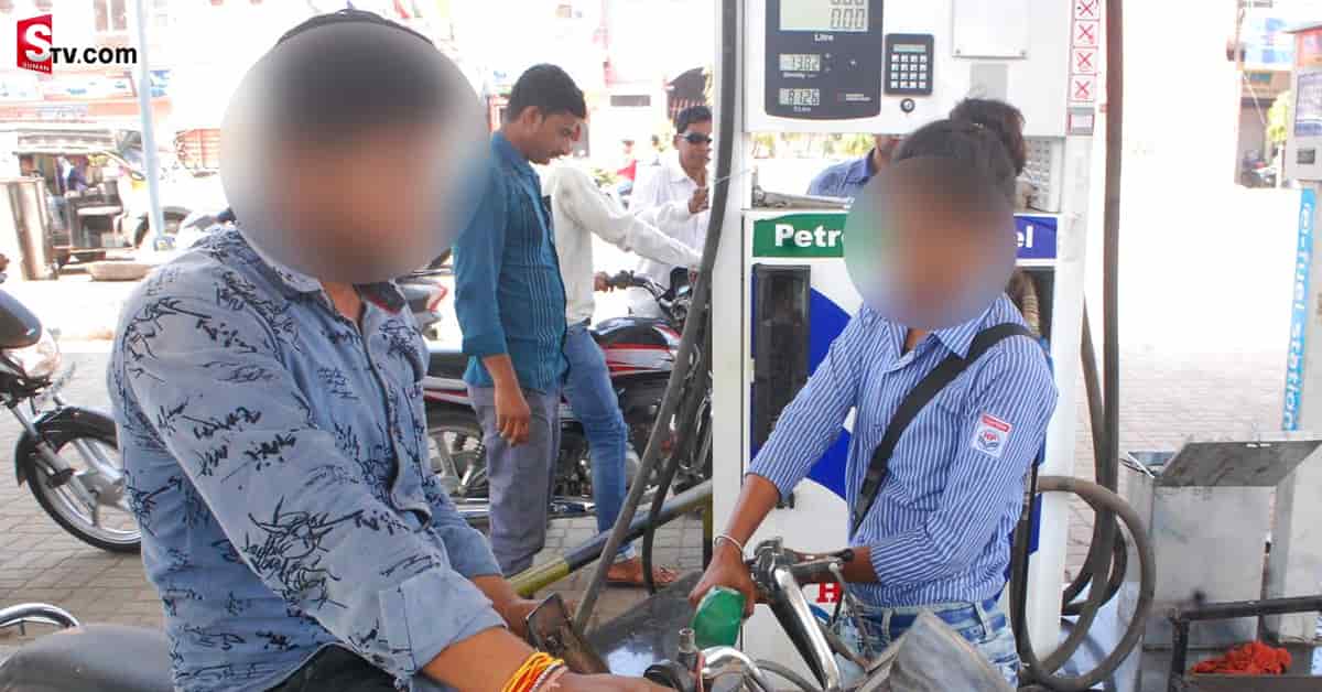 పెట్రోల్ బంక్ లోనే మైనర్ పై యువతి కన్ను..మాటా మాటా కలిపి చివరికి..!