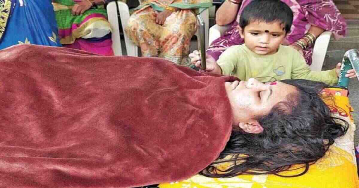 ఫోన్ వచ్చిందని తీసి తల్లి చెవి దగ్గర పెట్టిన చిన్నారి, కానీ అమ్మ పలకదని తెలియదుగా