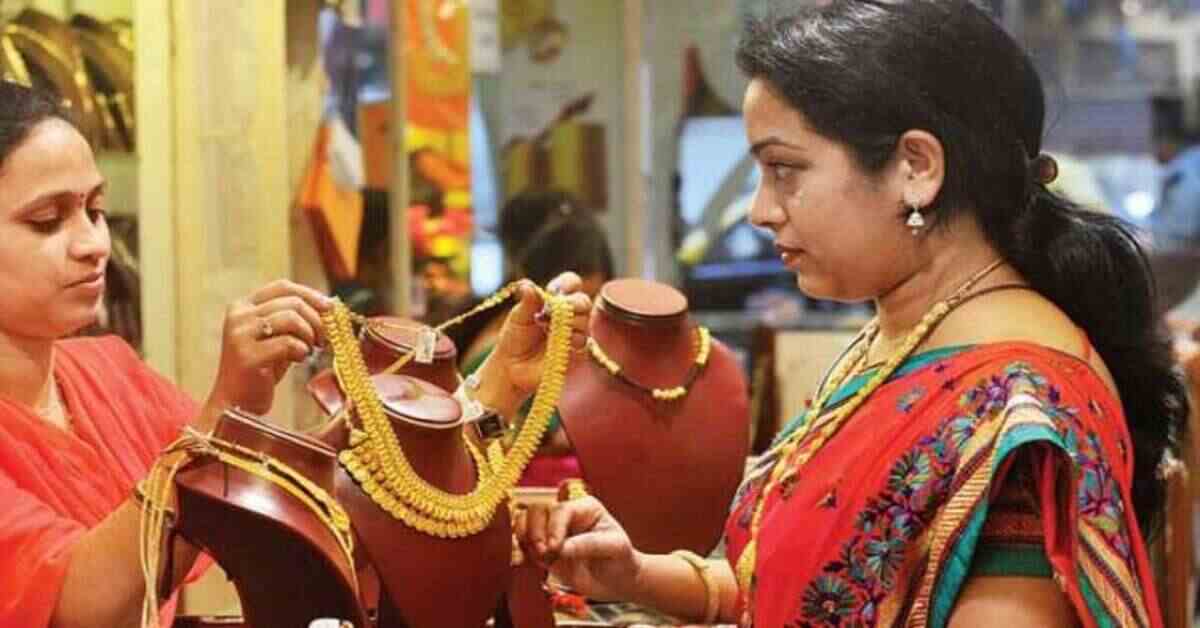 హైదరాబాద్ లో బంగారం ధరలో మార్పు లేదు, కాస్త తగ్గిన వెండి