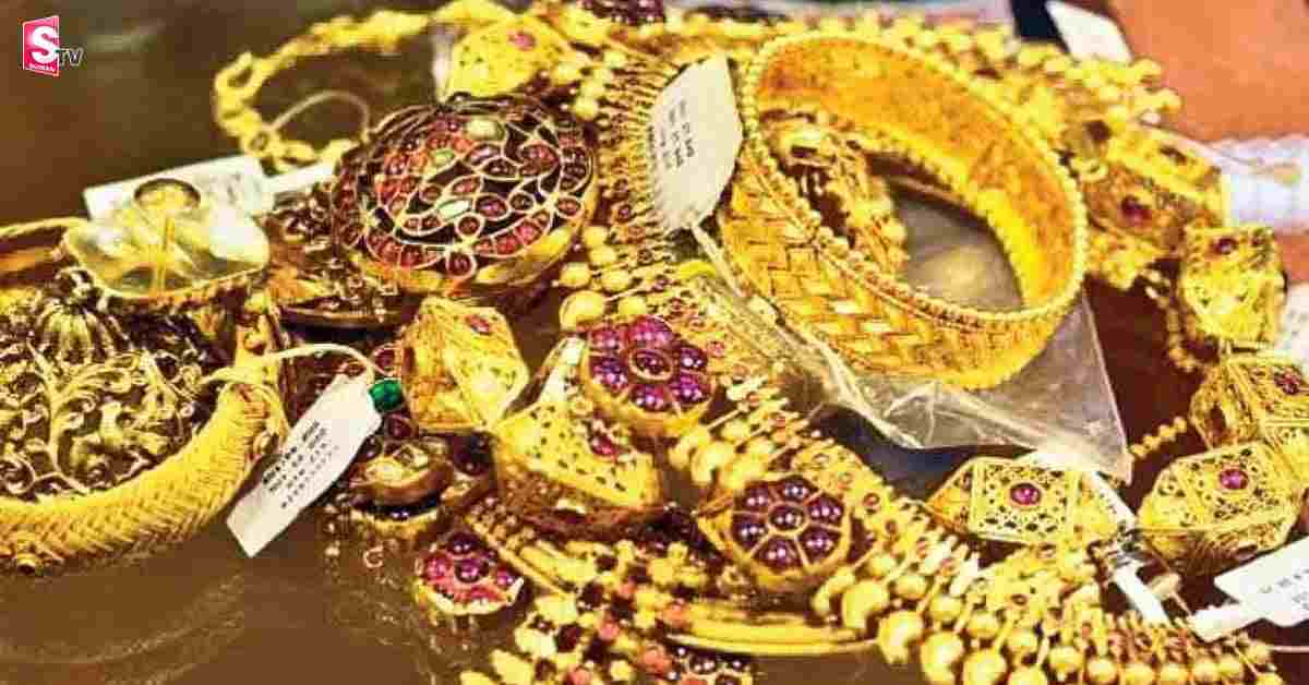 బంగారు నగలు తాకట్టు పెడితే గిల్టు నగలు ఇచ్చారు!