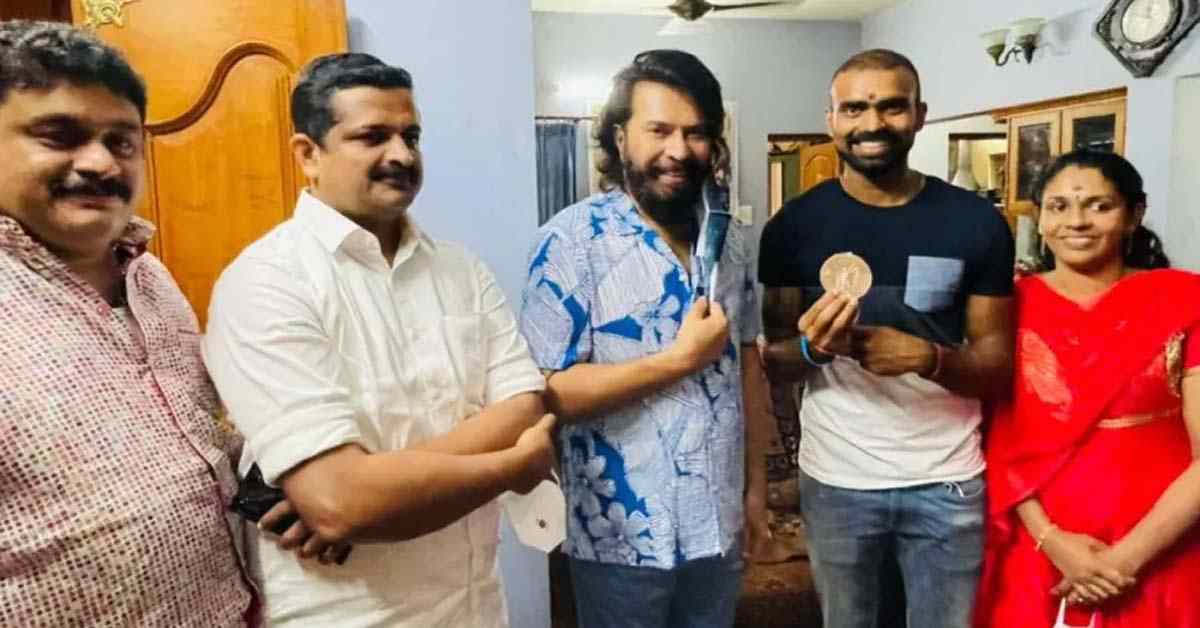 హాకీ గోల్ కీపర్ శ్రీజేష్ ఇంటికొచ్చి మరీ విషెష్ చెప్పిన సూపర్ స్టార్ మమ్ముట్టి!..