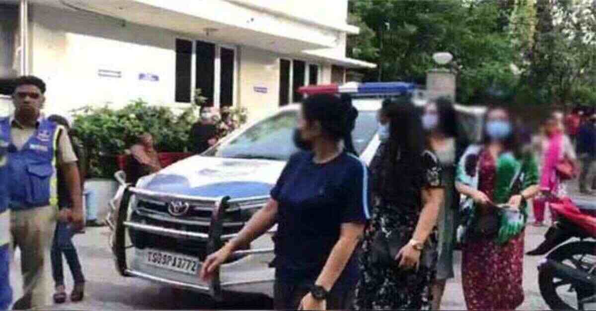 అది వీఐపీలు ఉండే చోటు, బయట మసాజ్ సెంటర్ బోర్డ్, లోపల మాత్రం