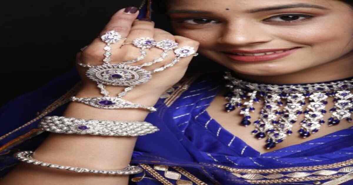 హైదరాబాద్ లో భారీగా తగ్గిన వెండి ధర, స్వల్పంగా తగ్గిన బంగారం