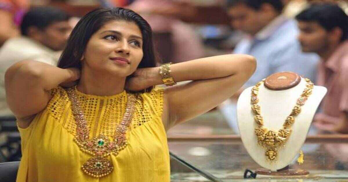బంగారం ధరలో పెద్దగా మార్పు లేదు, కాస్త తగ్గిన వెండి