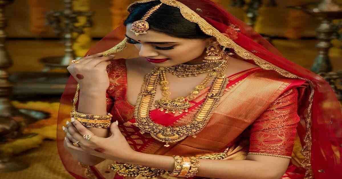హైదరాబాద్ లో కాస్త తగ్గిన బంగారం, వెండి ధర