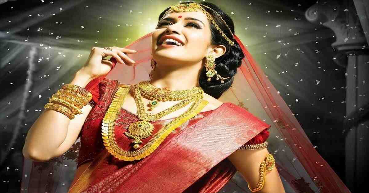 ఈరోజు బంగారం ధరలో పెద్దగా మార్పు లేదు, కాస్త తగ్గిన వెండి