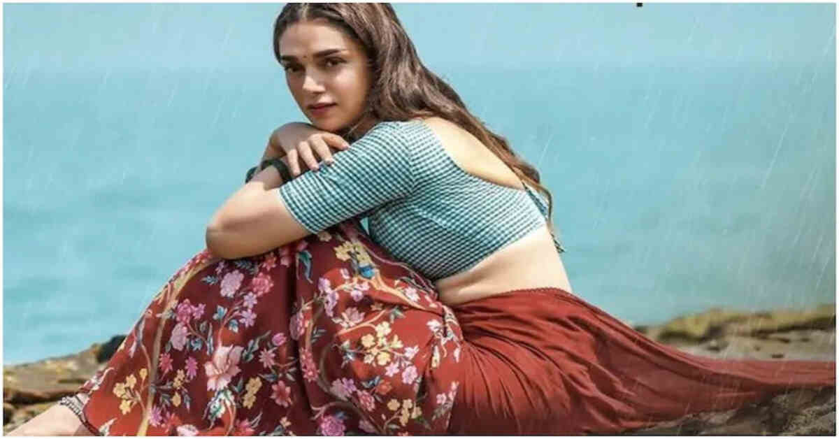 తడిసిన చీరలో.. జారిపోయిన కొంగుతో.. అందాల విందు