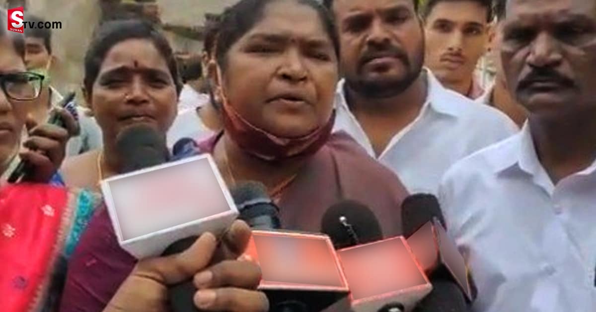 సైదాబాద్‌లో బాలిక కుటుంబాన్ని పరామర్శించి కన్నీరు పెట్టుకున్న సీతక్క!..