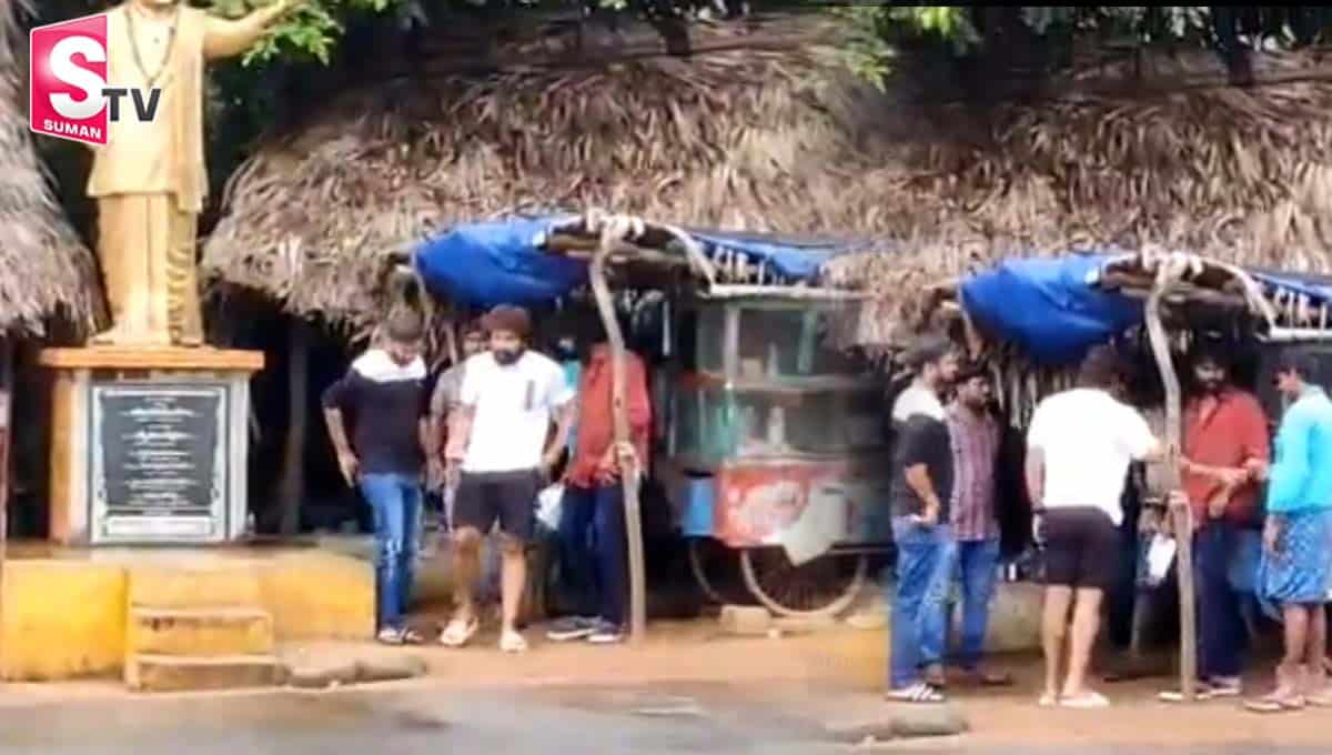 రోడ్ సైడ్ హోట‌ల్‌లో టిఫిన్ చేసిన అల్లు అర్జున్.. బన్నీ సింప్లిసిటీకి ఫ్యాన్స్ ఫిదా!