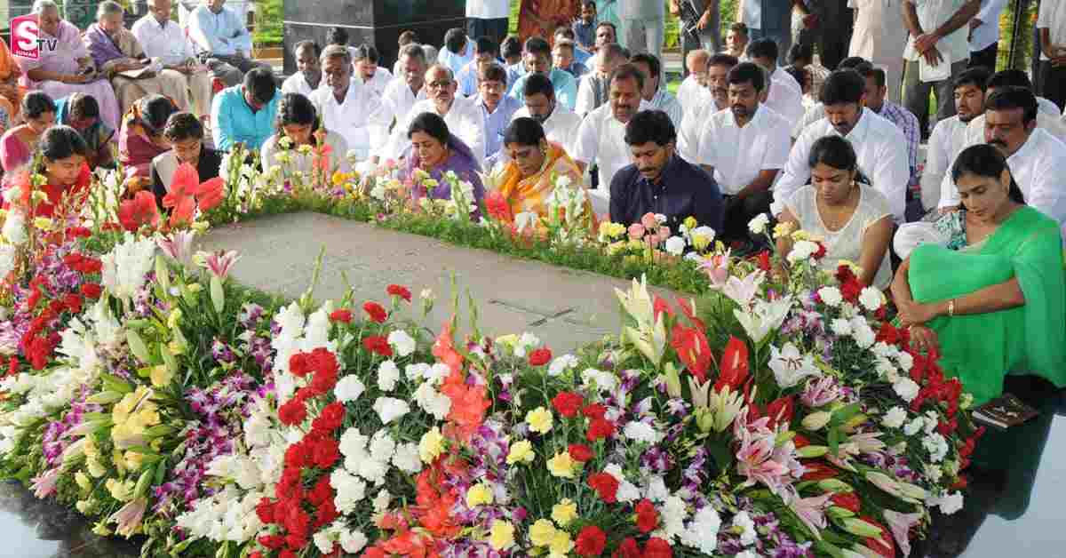 ఇడుపులపాయ ‘సాక్షి’గా జగన్. షర్మిల – వైయస్సార్ కు నివాళులు!..