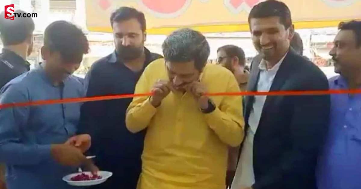 ఫన్ పిక్ : పళ్ల‌తో రిబ్బ‌న్ క‌ట్ చేసిన మంత్రి.. వైరల్ అవుతున్న వీడియో!