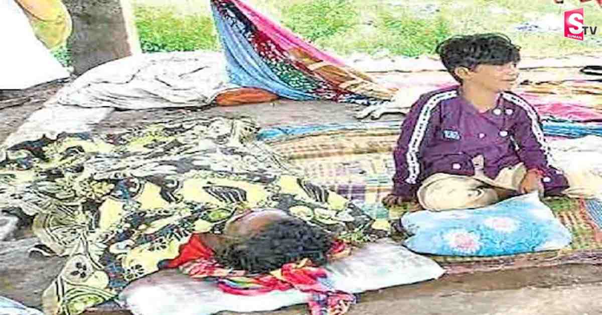 తల్లి శవం పక్కనే బాలుడు.. చనిపోయిందని తెలియక..!
