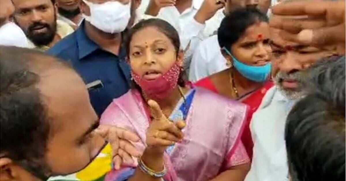 తనను ప్రశ్నిస్తే చెప్పుతో కొడతాన్న మహిళా చైర్ పర్సన్ స్వప్న
