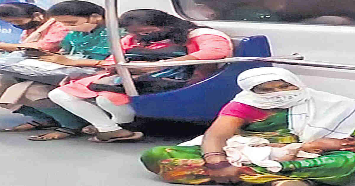 పసికందుతో మెట్రో ఎక్కిన మహిళ, మానవత్వం చాటని ప్రయాణీకులు