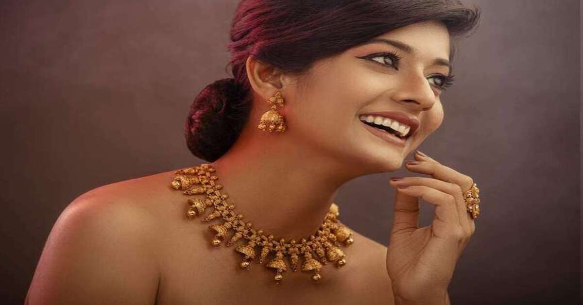ఈరోజు హైదరాబాద్ లో  తగ్గిన బంగారం, స్వల్పంగా పెరిగిన వెండి