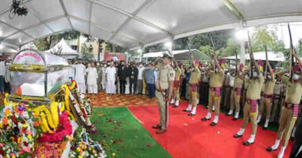 ఆశ్రునయనాల మధ్య పునీత్ రాజ్ కుమార్ అంత్యక్రియలు