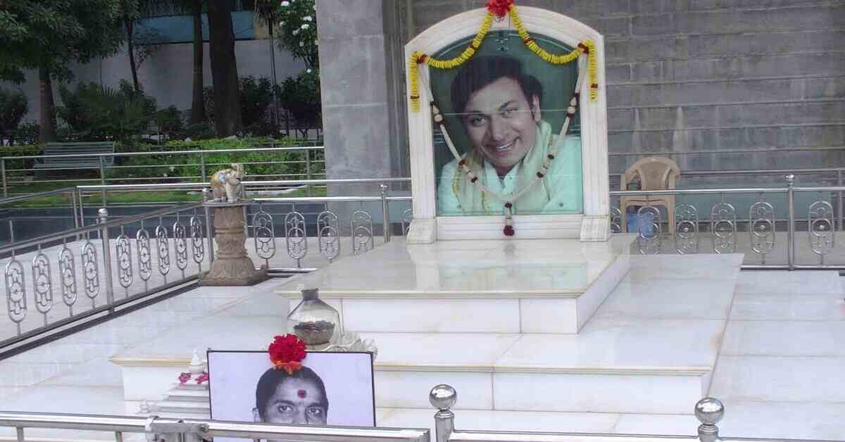 తండ్రి సమాధి పక్కనే పునీత్ రాజ్ కుమార్ అంత్యక్రియలు