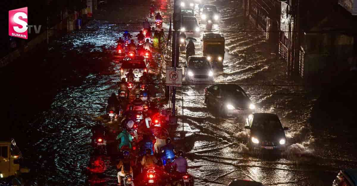 నగరంలో ఉరుములు, మెరుపులతో భారీ వర్షం.. బయటకు రావొద్దని హెచ్చరిక!