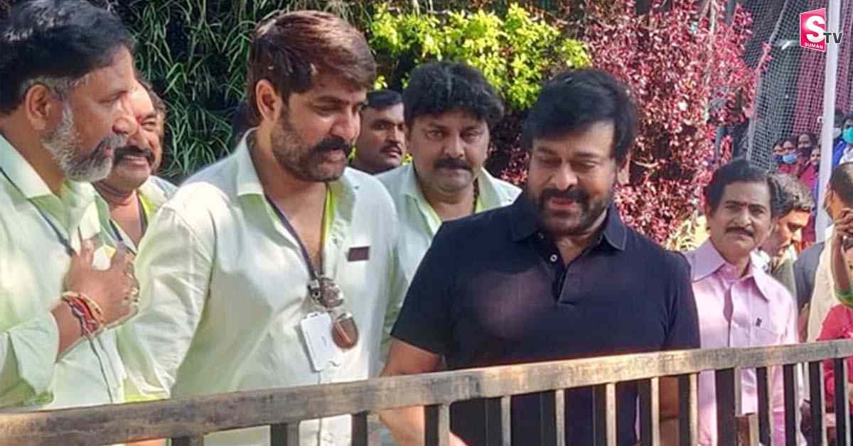 రసవత్తరంగా ‘మా’ ఎన్నికలు.. ఓటు హక్కు వినియోగించుకున్న మెగాస్టార్‌ చిరంజీవి
