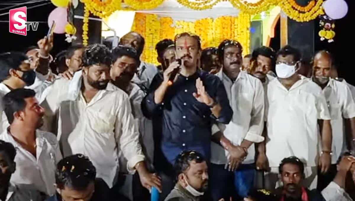 కులాన్ని తిట్టడం ప్రతి అడ్డమైనోడికి ఫ్యాషన్ అయ్యింది.. వంగవీటి రాధా ఫైర్!