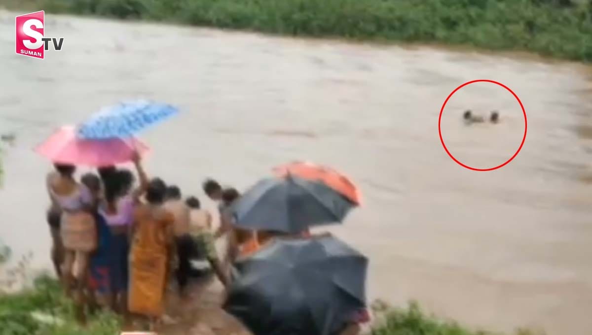 కళ్ళ ముందే వాగులో కొట్టుకుపోయిన తల్లీకొడుకులు!