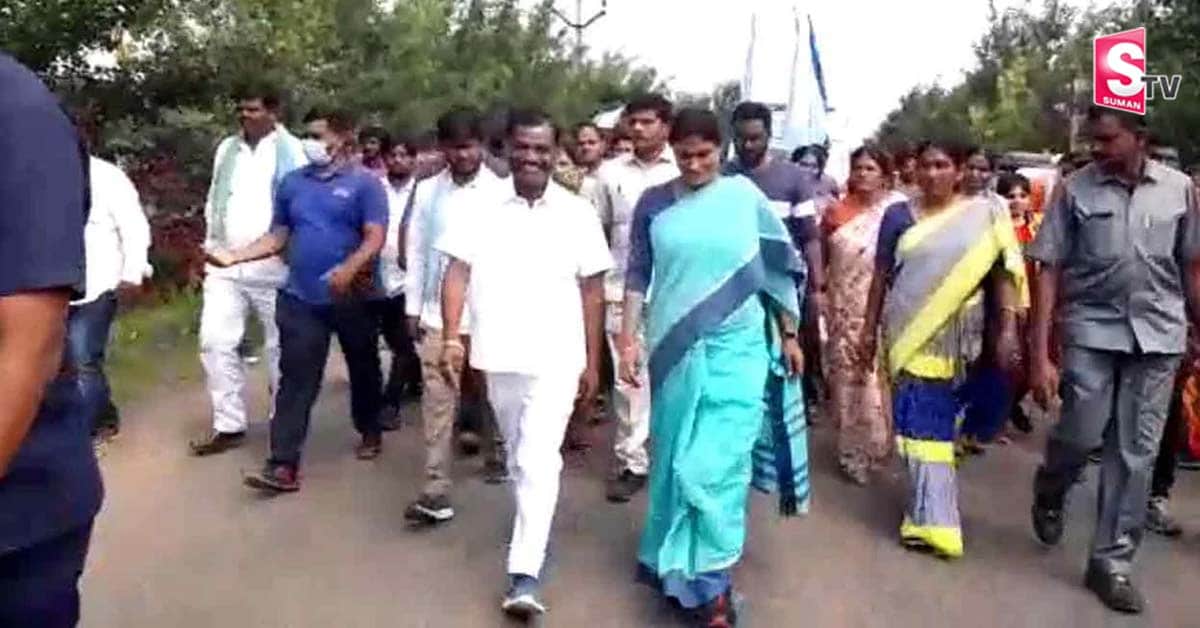 తెలంగాణలో పాదయాత్రతో దూసుకుపోతున్న వైయస్ షర్మిల