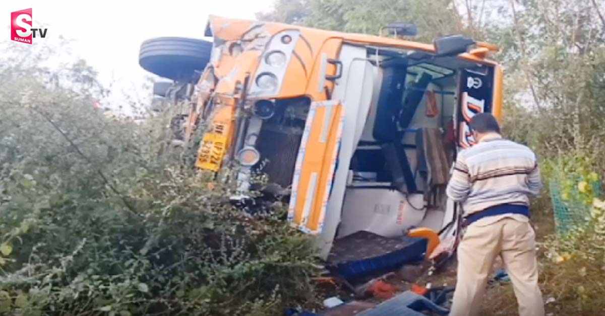 ప్రైవేటు బస్సు బోల్తా; 17 మందికి తీవ్రగాయాలు గాయాలు