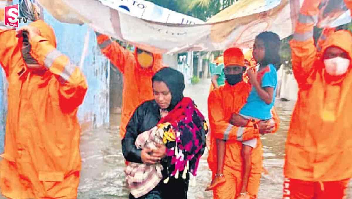 హ్యాట్సాఫ్ : వరదల్లో తల్లీబిడ్డను కాపాడిన రెస్క్యూటీమ్..