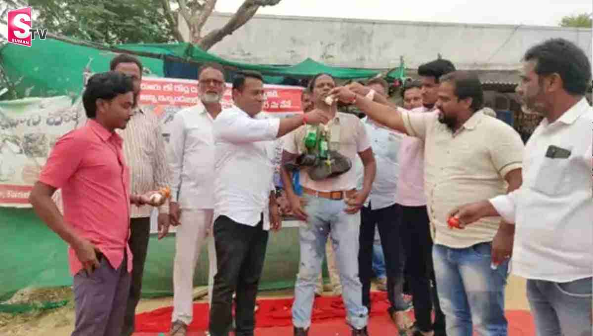 నేను చెత్త ఓటరుని అంటూ చెప్పులు, బీరు సీసాలతో దండతో యువకుడి నిరసన!