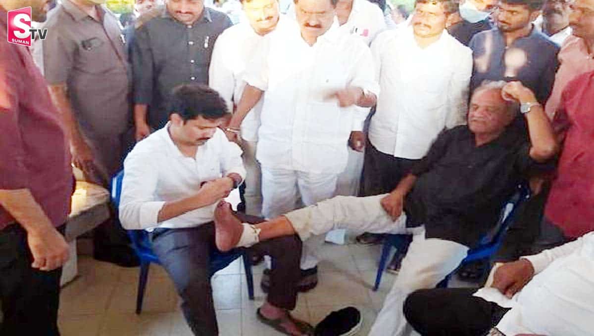 గాయపడిన సీపీఐ నారాయణ!  వైద్యం చేసిన వైసీపీ ఎంపీ!
