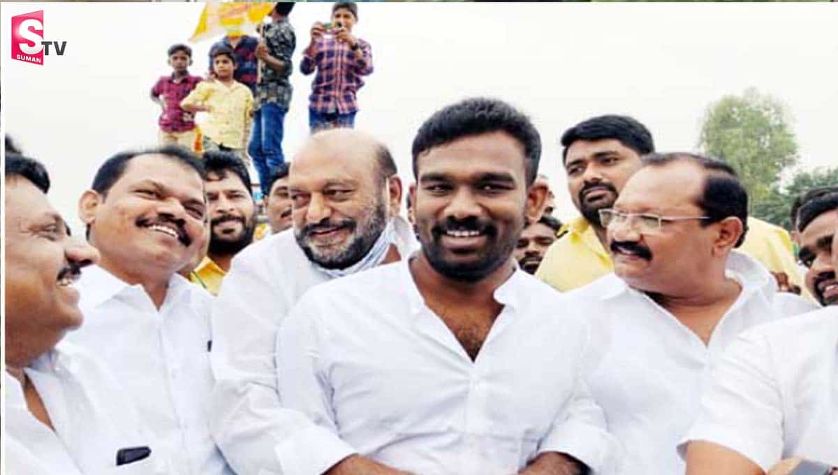 అనంతలో ఆసక్తికర సీన్.. పరిటాల శ్రీరామ్ ను ఆత్మీయంగా హత్తుకున్న జేసీ బ్రదర్!