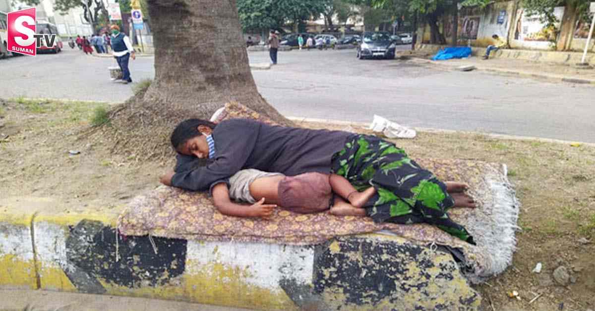 ఫుట్ పాత్ పై మహిళ ధీనస్ధితి.. వాహనదారులను కదిలిస్తున్న దృశ్యం